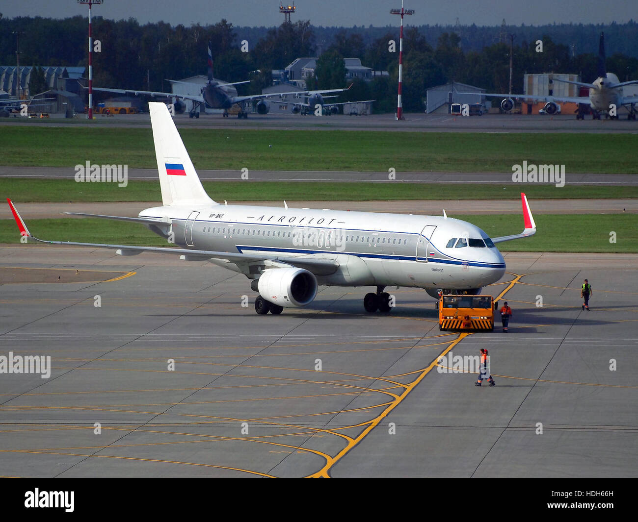 Cette image capture l'avion VP-BNT à l'aéroport international de Sheremetyevo, montrant la conception de l'avion et les opérations aéroportuaires. Banque D'Images