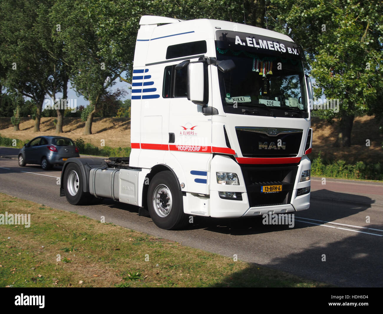 Cette image montre de grands camions de transport, couramment utilisés pour déplacer des marchandises sur de longues distances. Les véhicules sont conçus pour les tâches lourdes, équipés de moteurs robustes et de zones de chargement spécialisées pour manipuler divers types de fret. Ces camions sont essentiels pour les industries logistiques, facilitant le transport des marchandises sur les autoroutes et les autoroutes. Banque D'Images Cette image montre de grands camions de transport, couramment utilisés pour déplacer des marchandises sur de longues distances. Les véhicules sont conçus pour les tâches lourdes, équipés de moteurs robustes et de zones de chargement spécialisées pour manipuler divers types de fret. Ces camions sont essentiels pour les industries logistiques, facilitant le transport des marchandises sur les autoroutes et les autoroutes. Banque D'Images