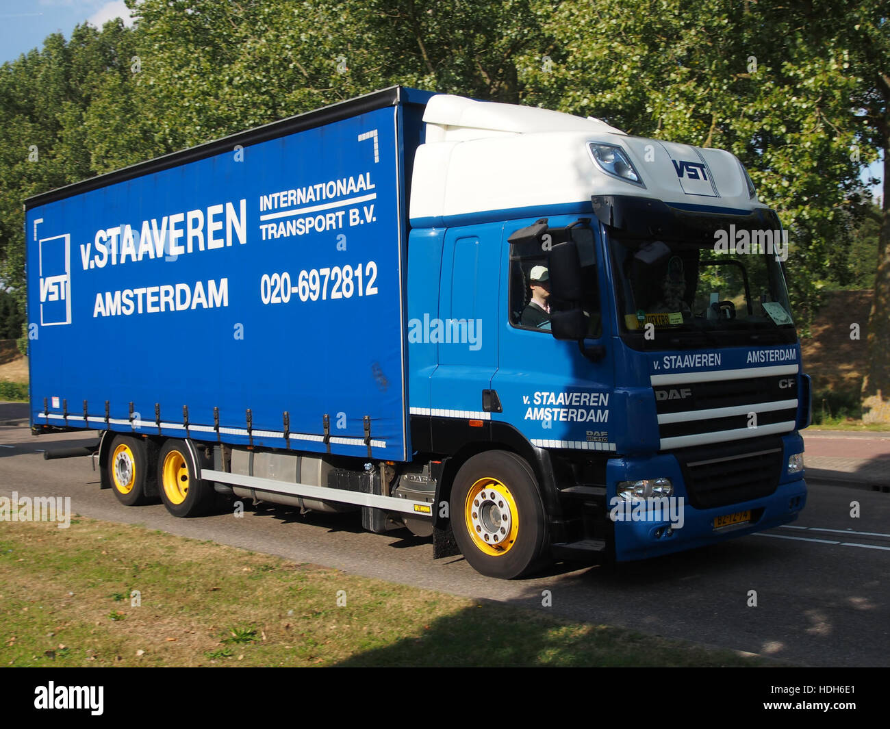 Cette image montre un gros camion utilisé pour le transport de véhicules, soulignant l'importance de la logistique et des véhicules de transport lourds dans les infrastructures modernes. De tels camions sont essentiels pour déplacer de grosses marchandises sur de longues distances. Banque D'Images Cette image montre un gros camion utilisé pour le transport de véhicules, soulignant l'importance de la logistique et des véhicules de transport lourds dans les infrastructures modernes. De tels camions sont essentiels pour déplacer de grosses marchandises sur de longues distances. Banque D'Images
