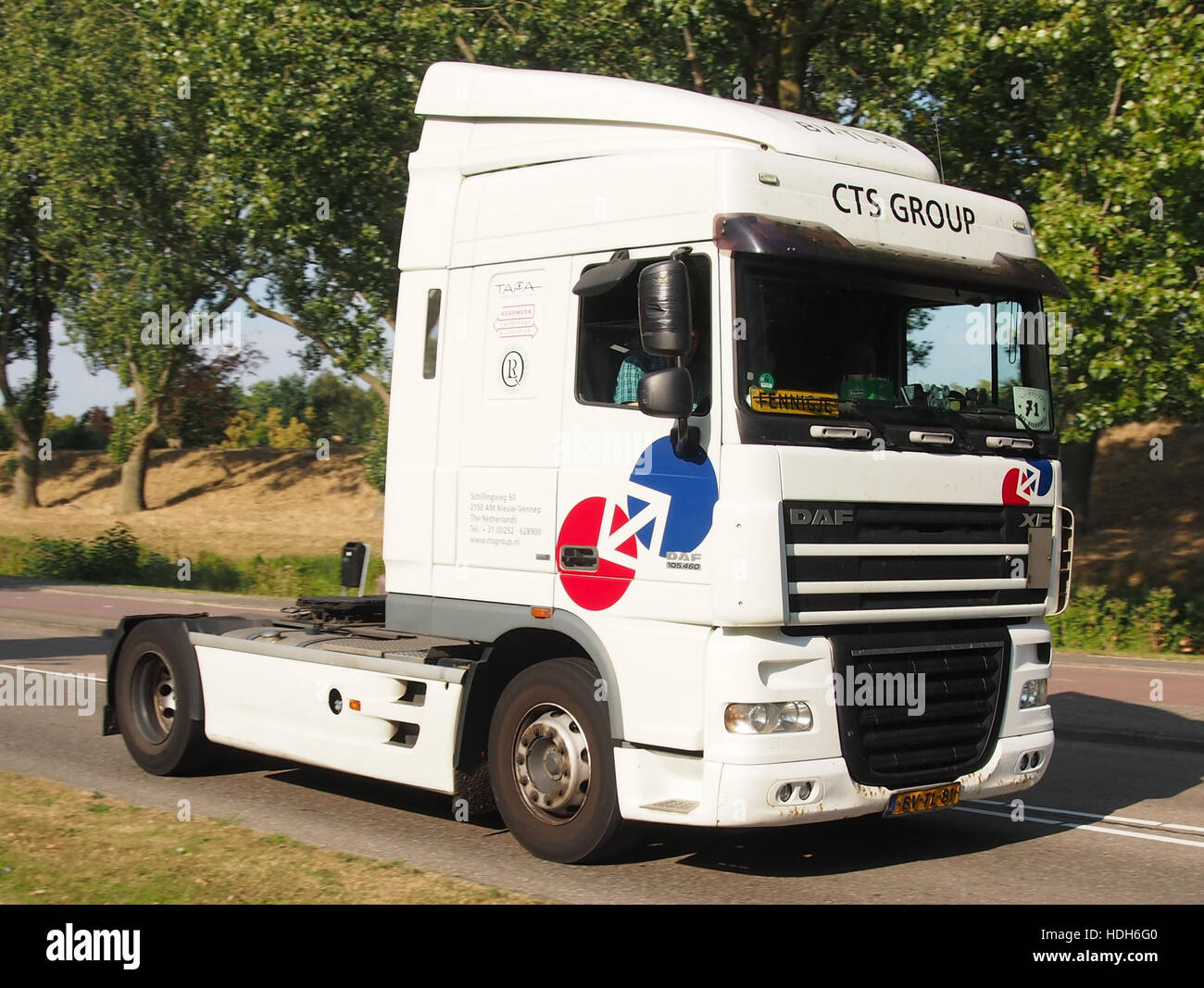 Cette image montre un camion DAF XF participant au Truckrun 2016 du groupe CTS, qui met en valeur la robustesse du véhicule et sa participation à un événement majeur de camionnage. Le DAF XF est réputé pour son efficacité et ses performances en transport longue distance. Banque D'Images