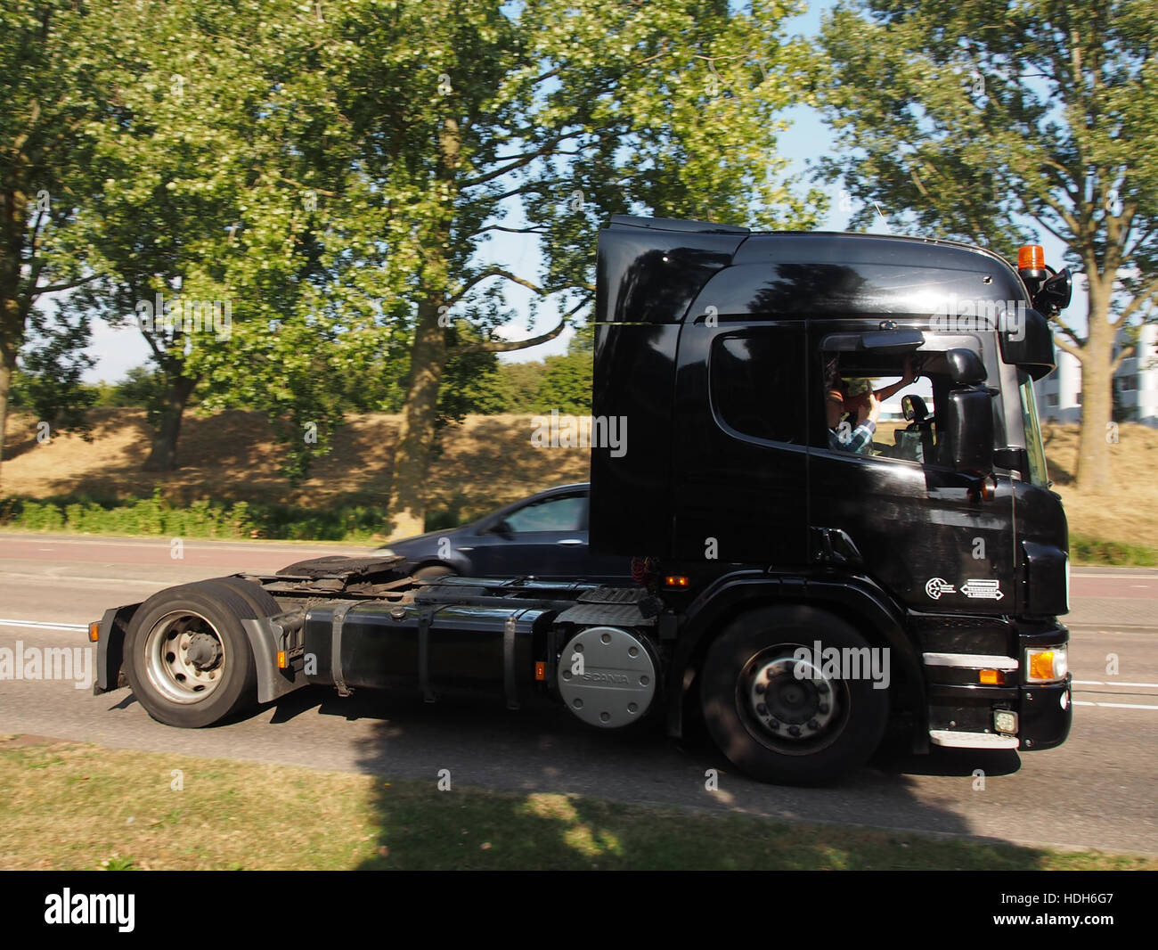 Un camion SCANIA noir a été présenté lors de l'événement de course de camions 2016, mettant en valeur le design du véhicule et le rassemblement de passionnés de camions. L’événement met en lumière la force et la fiabilité des véhicules SCANIA. Banque D'Images