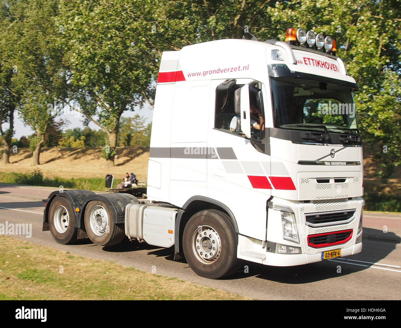 Un camion Volvo de van Ettinkhoven, capturé lors d'une course de camions en 2016. L'image met en évidence le design impressionnant et la puissance du camion, un véhicule clé dans le transport longue distance et la logistique. Banque D'Images