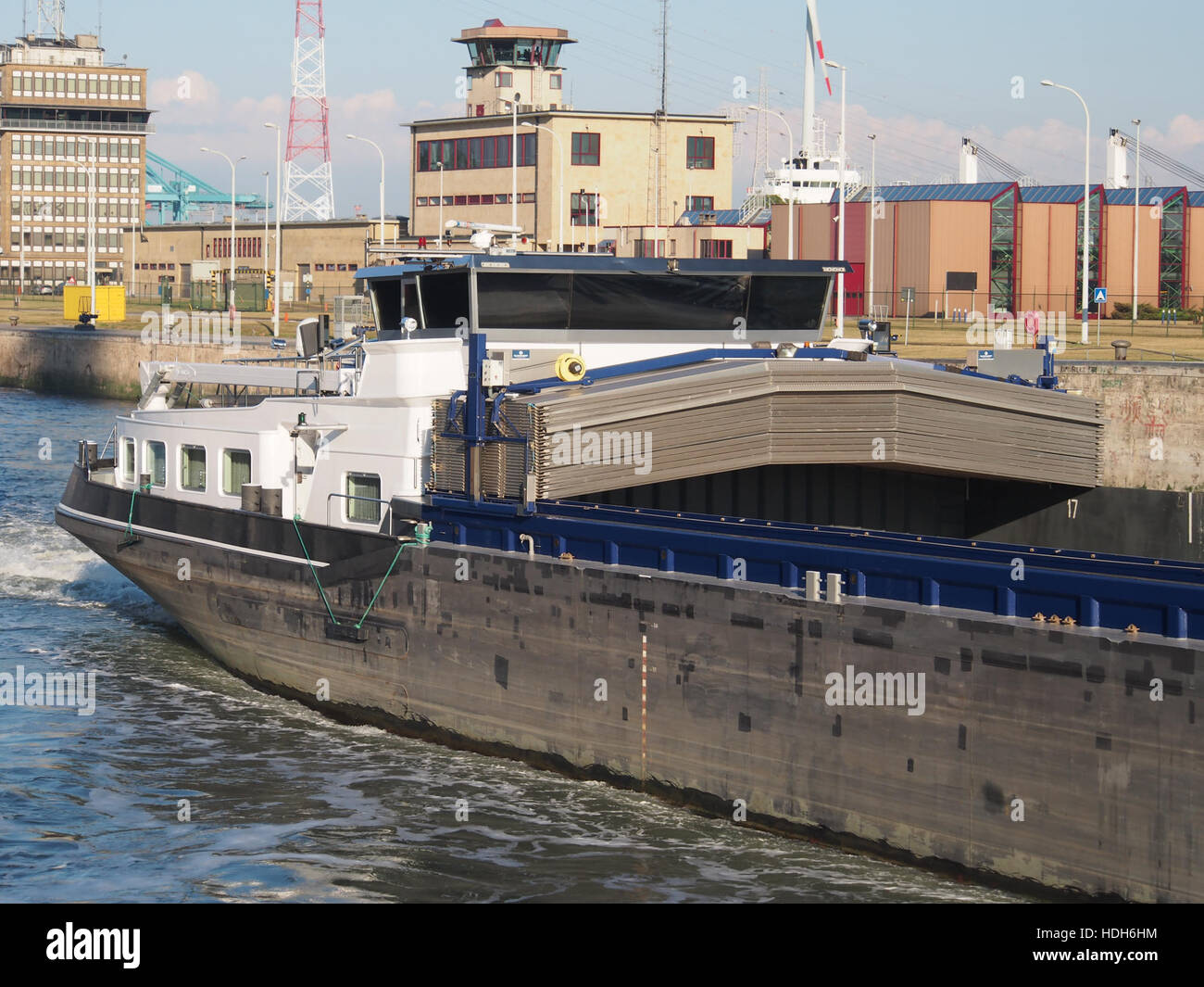 Une photographie du *Isis*, un navire immatriculé sous ENI 02332311, alors qu’il accoste à Zandvlietsluis dans le port d’Anvers en 2009. L'image capture le navire au port, montrant sa taille et sa conception. Banque D'Images
