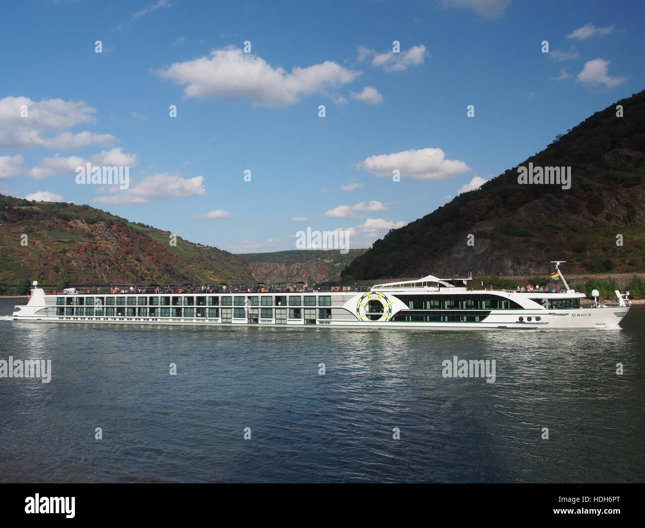 Un bateau navigue dans les eaux sereines du Rhin, illustrant l'importance de cette voie navigable européenne pour le transport commercial et le transport de passagers. Banque D'Images
