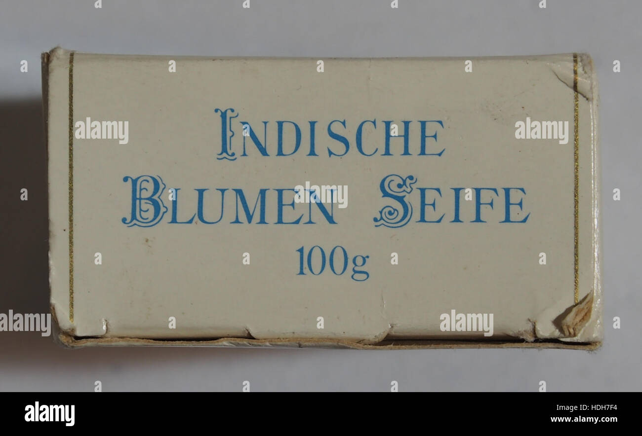 Cette image représente une boîte vintage utilisée pour stocker des biscuits ou des cigarettes, avec un motif floral indien orné. La conception de la boîte met en évidence le savoir-faire artisanal et la popularité des contenants de rangement décoratifs au début du XXe siècle, souvent utilisés pour la conservation des aliments ou du tabac. Banque D'Images