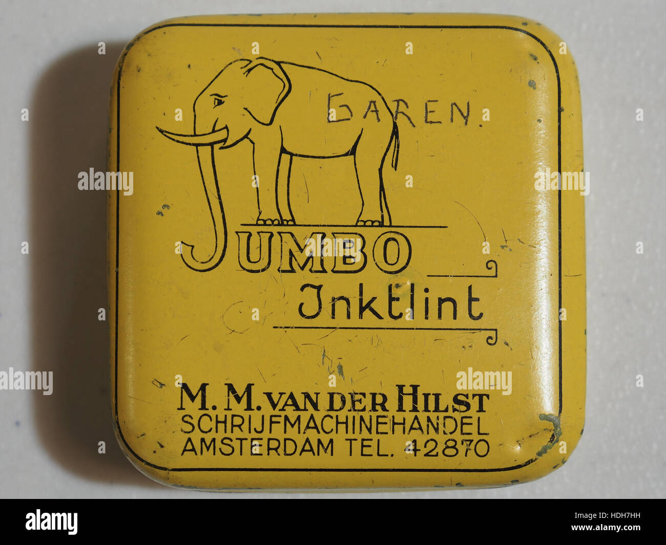 Cette boîte vintage 'Jumbo Inktlint' est une relique nostalgique, autrefois utilisée pour stocker des biscuits et des cigarettes. Son design reflète la préférence du début du XXe siècle pour les contenants en étain pratiques et décoratifs. Banque D'Images