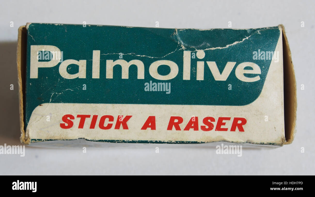 Ce récipient en étain vintage autrefois utilisé pour les bâtons de rasage Palmolive est un objet de collection, souvent associé à des produits de soins personnels à l’ancienne. Il met en valeur la marque d'une époque antérieure, avec des designs qui reflètent le style et l'emballage du passé. Banque D'Images