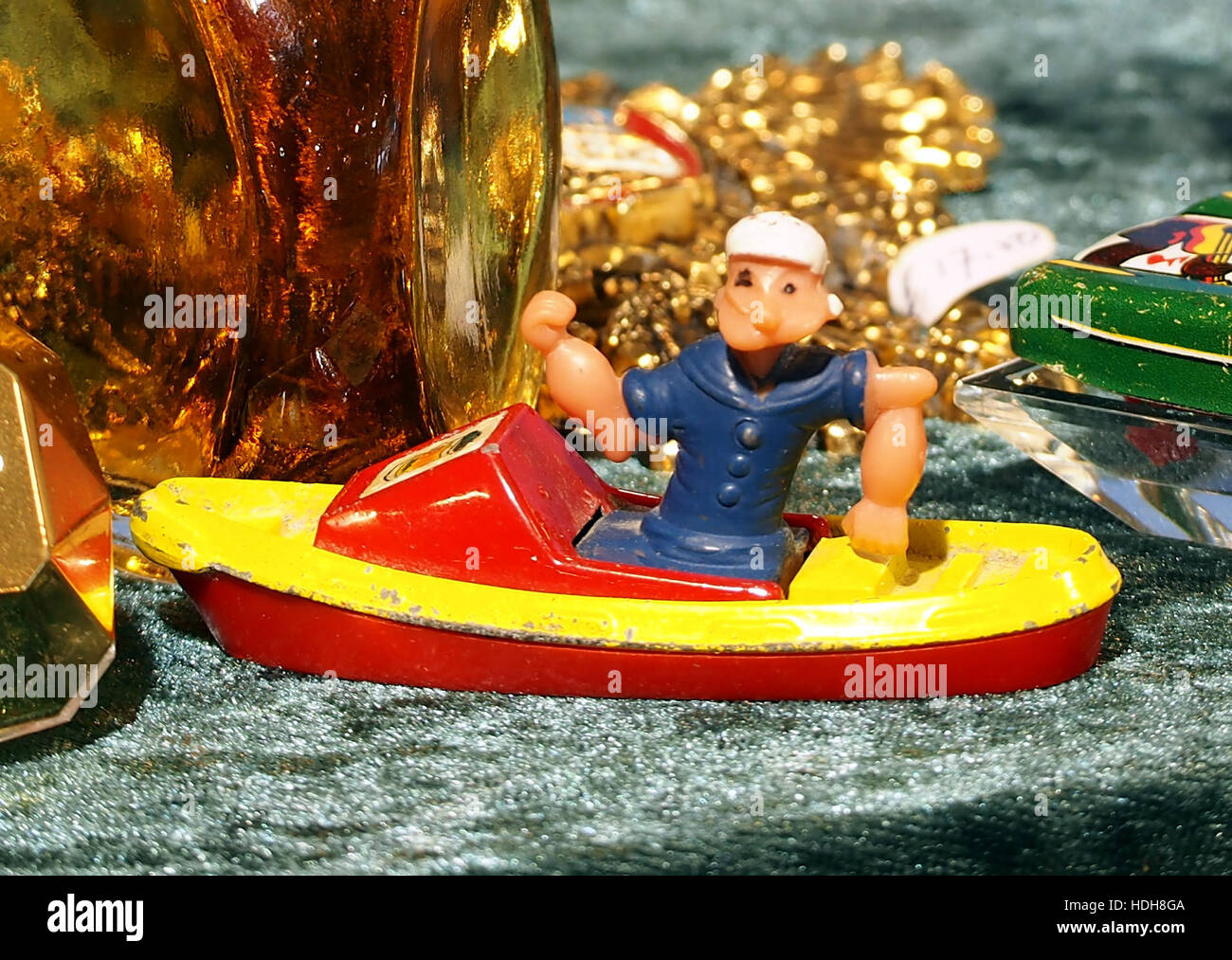 Cette image vintage représente Popeye dans un bateau en tôle, capturant la nature ludique et aventureuse du personnage de dessin animé emblématique connu pour sa force surhumaine. Banque D'Images