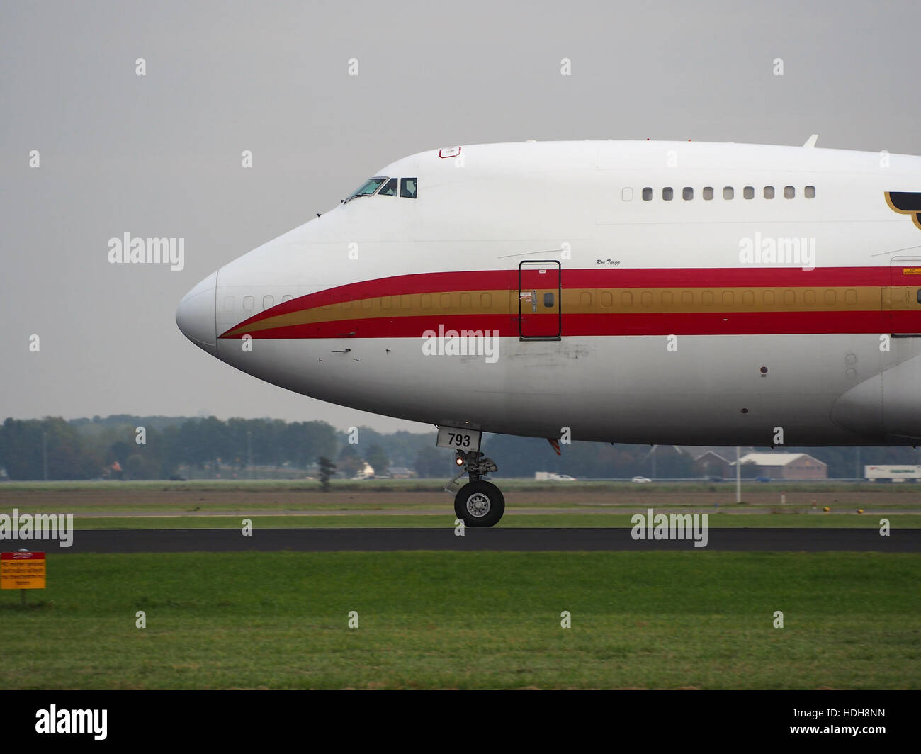 L'avion N793CK, photographié à l'aéroport de Schiphol, est une représentation claire de l'aviation moderne. Cette photo capture l'avion en vol, montrant son design aérodynamique et l'agitation du trafic aérien dans l'un des aéroports les plus fréquentés du monde. Banque D'Images