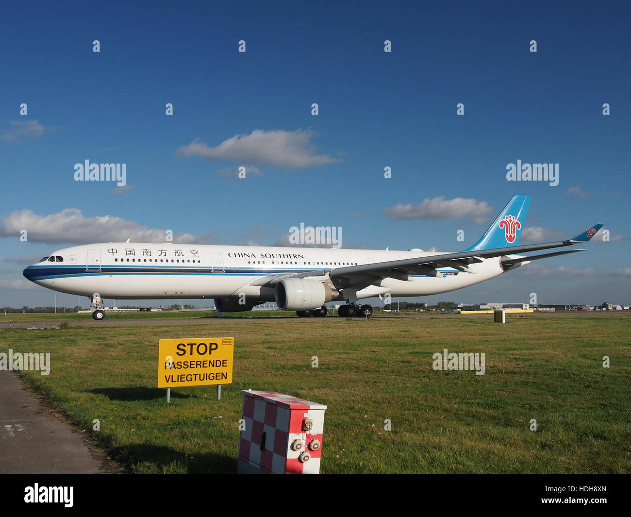 Le B-5965, un avion commercial, roule à l'aéroport de Schiphol, se préparant au décollage sur la piste 36L. Schiphol est l'un des aéroports les plus fréquentés d'Europe, avec de nombreux vols internationaux au départ quotidien. Banque D'Images