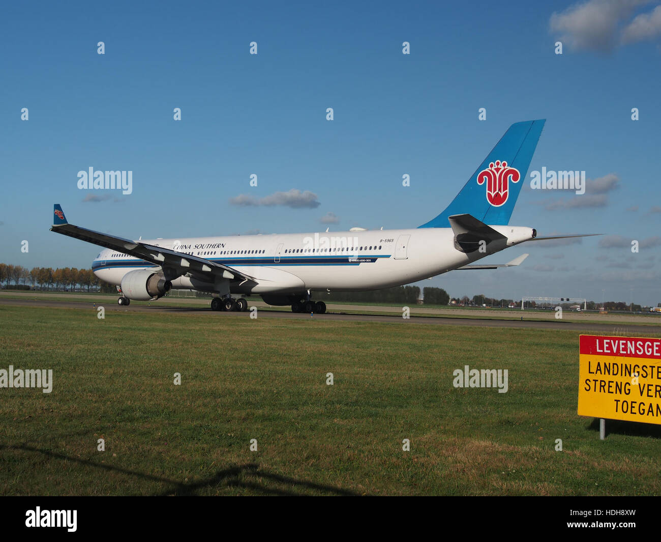 Cette photographie montre l'avion B-5965 circulant à l'aéroport de Schiphol, en direction de la piste 36L. L'image capture les opérations aéroportuaires et met en évidence l'aéronef en mouvement lors de ses procédures de pré-vol. Banque D'Images
