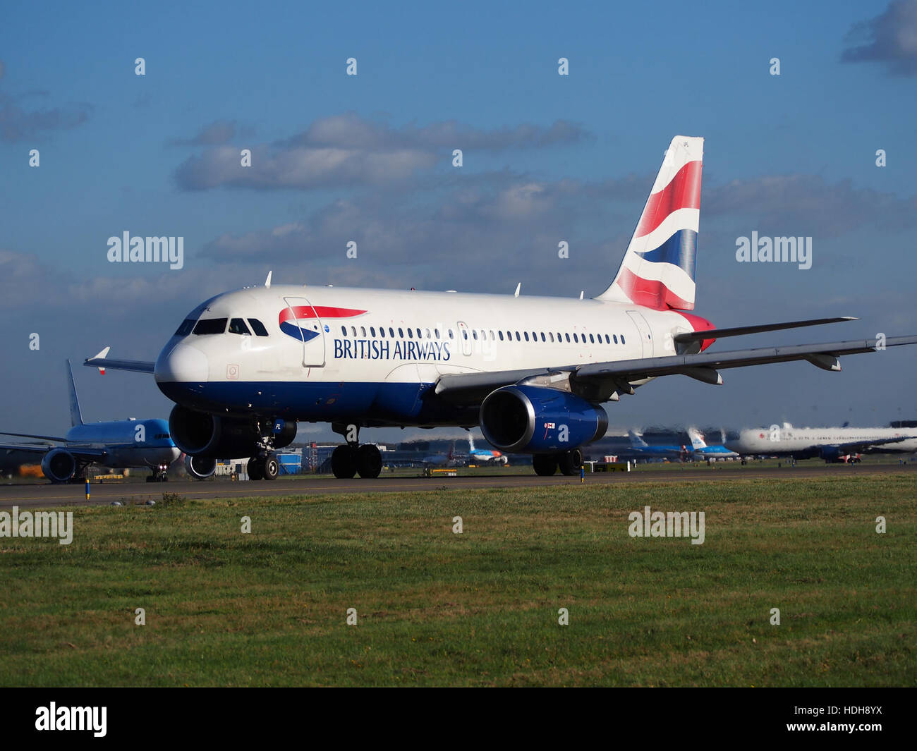 G-EUPL, un Boeing 737, roule à l'aéroport d'Amsterdam Schiphol en direction de la piste 36L. Il fait partie de la flotte d'une grande compagnie aérienne européenne. Banque D'Images