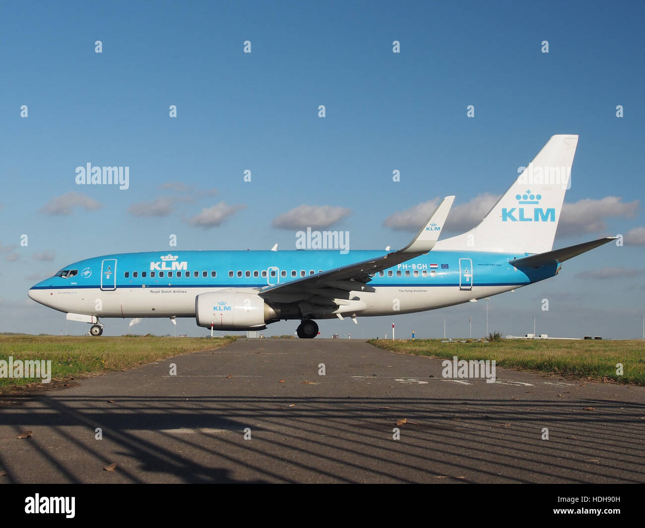 PH-BGH, un avion de KLM, roule à l'aéroport de Schiphol à Amsterdam, en direction de la piste 36L. L'image capture l'avion en mouvement sur la piste, se préparant au décollage. Banque D'Images
