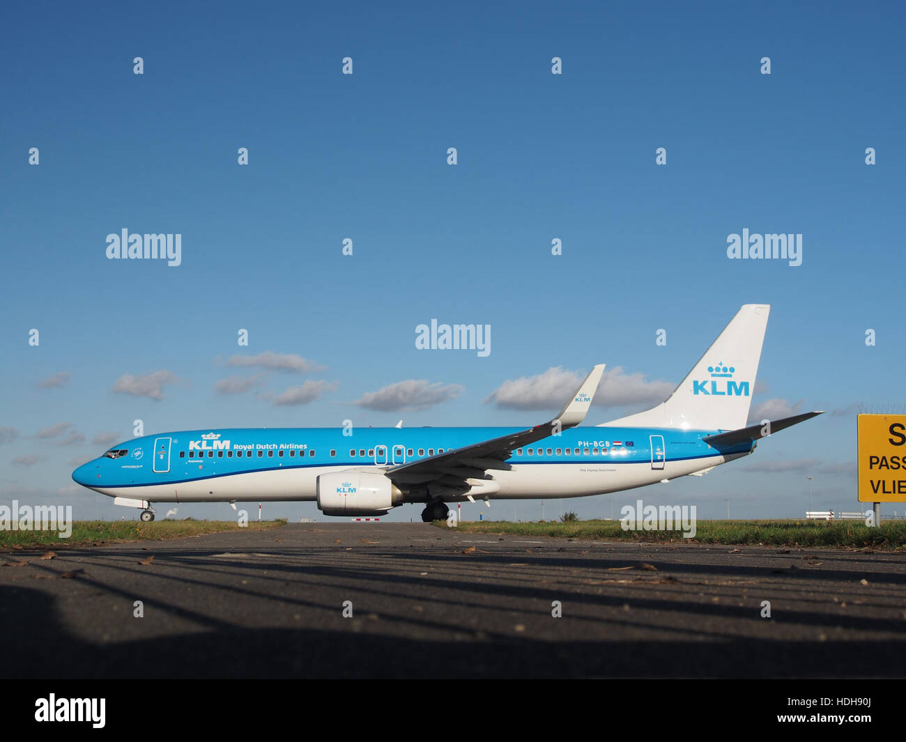 Cette image capture l'avion pH-BGB circulant à l'aéroport de Schiphol, en direction de la piste 36L. L'avion se prépare au décollage, mettant en valeur l'activité typique d'un grand aéroport international. Schiphol est connu pour ses opérations aériennes étendues et la gestion efficace du trafic aérien, ce qui en fait l'un des aéroports les plus fréquentés d'Europe. Banque D'Images