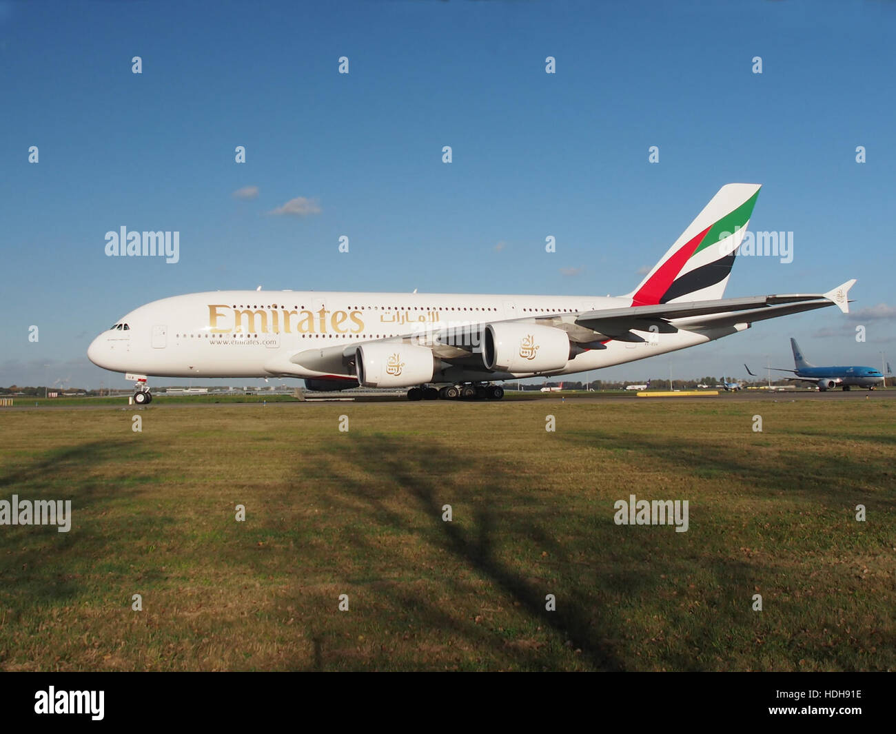 L'avion A6-EUA, un avion de ligne commercial, est vu rouler à l'aéroport de Schiphol en direction de la piste 36L. Schiphol est l'un des aéroports internationaux les plus fréquentés d'Europe, et cette image montre le trafic aérien animé pendant les heures de pointe. Banque D'Images