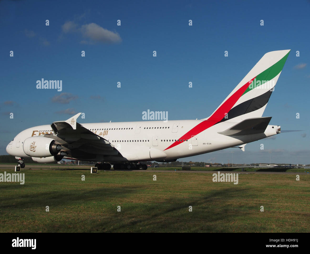 Cette image montre l'avion A6-EUA circulant sur la piste de l'aéroport de Schiphol, se préparant au décollage vers la piste 36L. Il capture les moments essentiels avant le vol, mettant en évidence l'aviation moderne et les opérations de trafic aérien international de Schiphol. Banque D'Images