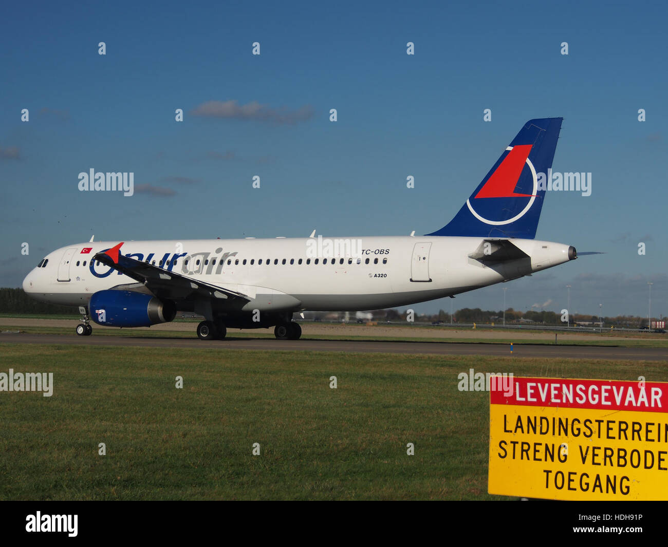 Le TC-OBS est un avion civil circulant à l'aéroport de Schiphol, se dirigeant vers la piste 36L pour le décollage. L’avion fait partie d’une opération de vol dans l’un des aéroports les plus fréquentés d’Europe, mettant en vedette des opérations aériennes modernes dans un environnement de trafic aérien très fréquenté. Banque D'Images