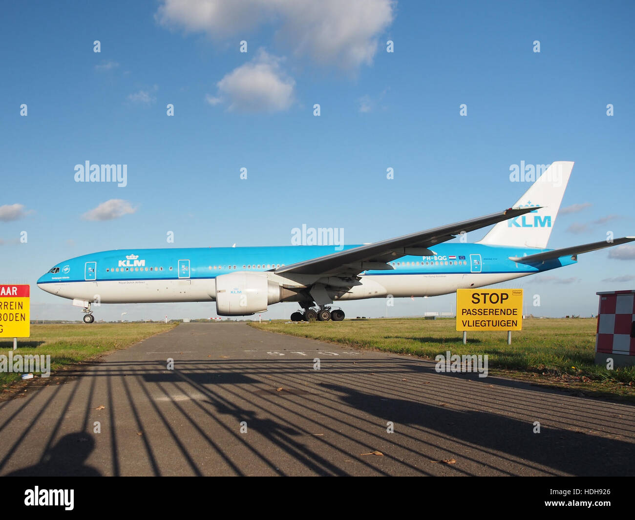 PH-BQG, un avion commercial, est vu rouler à l'aéroport de Schiphol à Amsterdam en route vers la piste 36L. Schiphol est l'un des aéroports les plus fréquentés d'Europe, gérant de nombreux vols quotidiens. Banque D'Images
