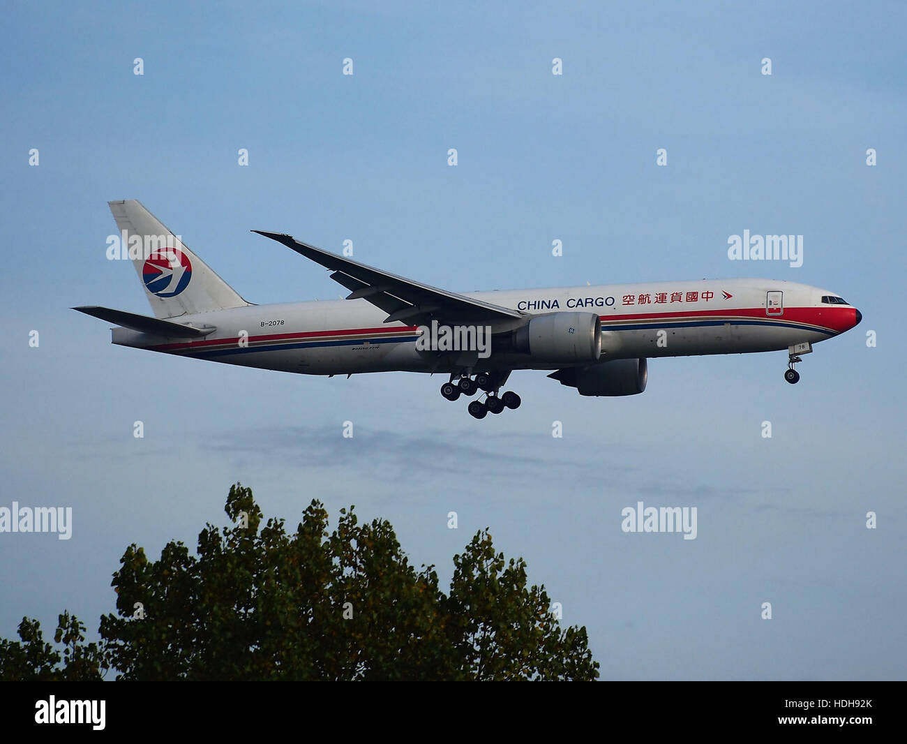 L'aéronef B-2078 est capturé en approche finale de la piste 18R, à l'aéroport de Schiphol Cet avion, dans le ciel au-dessus des pays-Bas, se prépare à atterrir, démontrant les opérations courantes de l'aviation moderne et l'efficacité du système de contrôle aérien de Schiphol. Banque D'Images