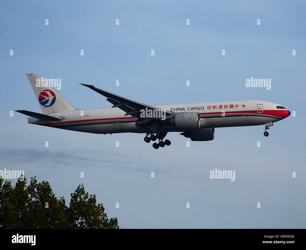 B-2078, un aéronef en approche finale de la piste 18R de l'aéroport de Schiphol, capturé dans une photographie détaillée pendant sa descente. Banque D'Images