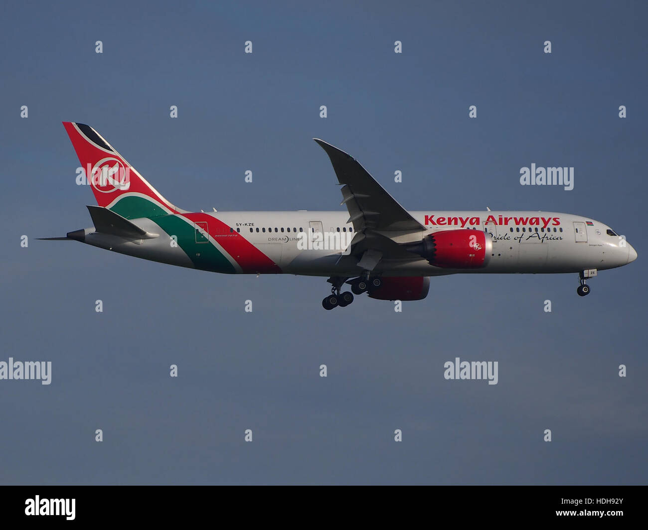 L'avion 5Y-KZE est capturé alors qu'il approche de son approche finale à l'aéroport de Schiphol, piste 18R. Cette image met en évidence l'aviation moderne et la précision impliquée dans les atterrissages d'avions, mettant en valeur les pratiques de vol contemporaines. Banque D'Images