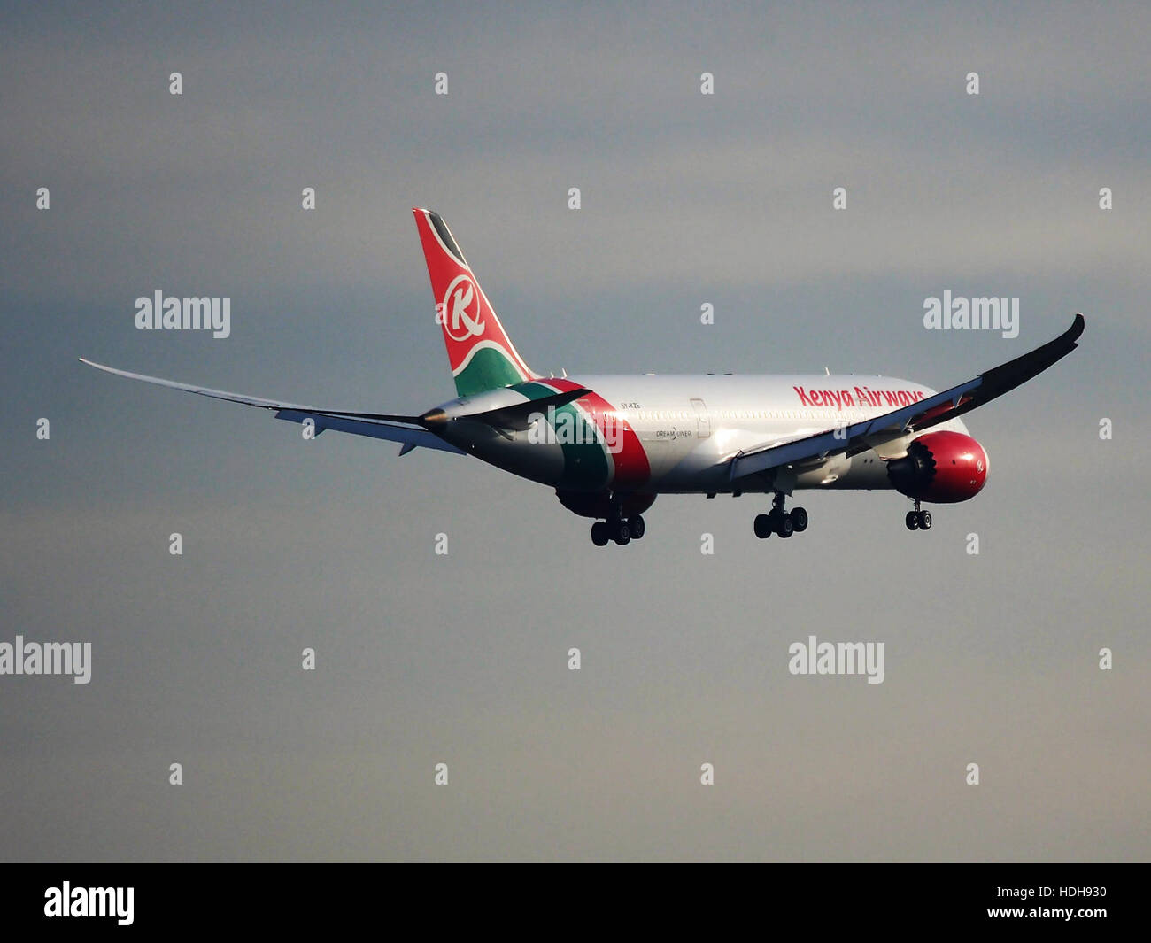 L'aéronef immatriculé 5Y-KZE est capturé en approche finale de l'aéroport de Schiphol, piste 18R. La photo montre la trajectoire de vol fluide et la coordination du trafic aérien dans l’un des aéroports les plus fréquentés d’Europe. Banque D'Images