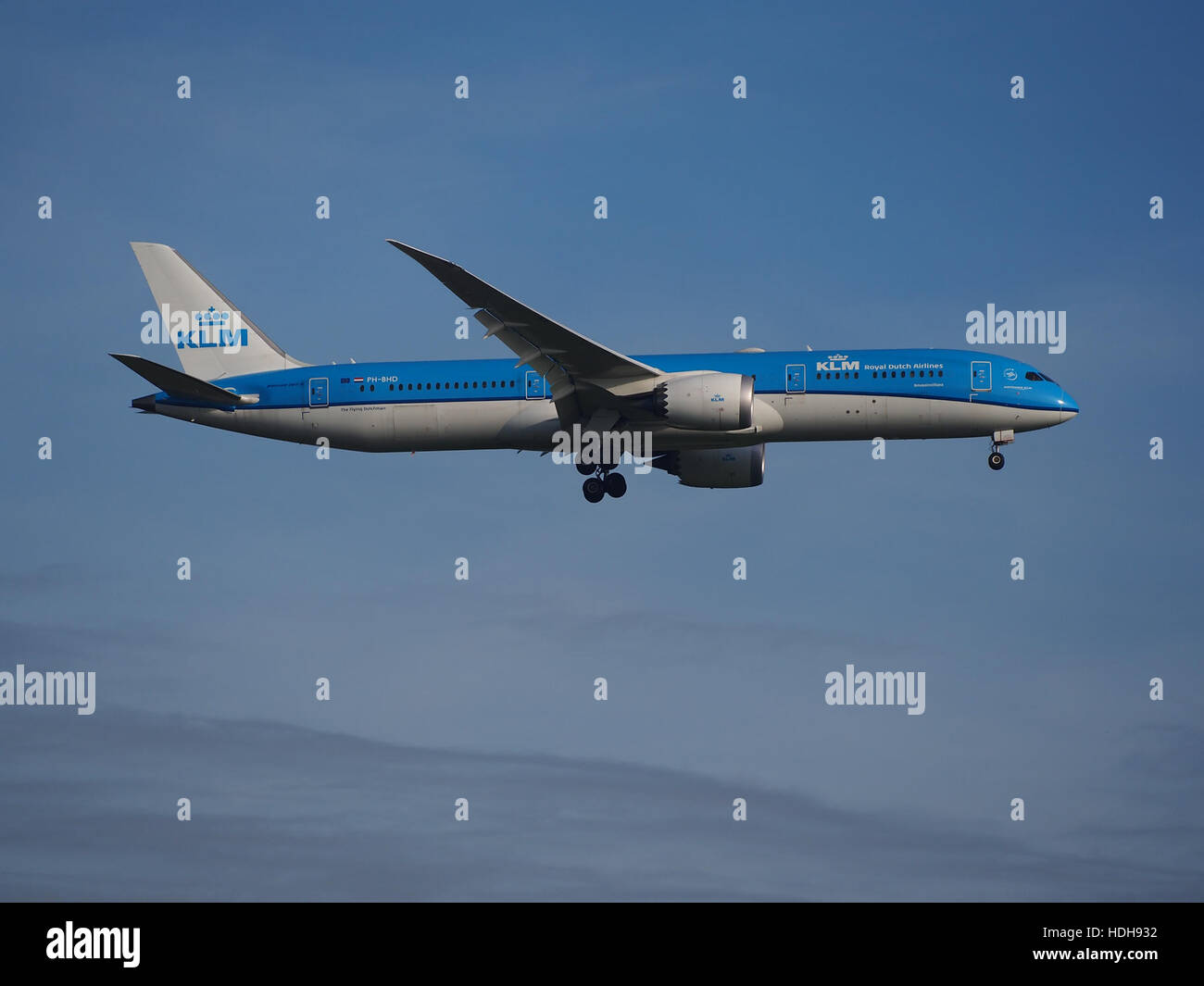 PH-BHD, un Boeing 777, est vu ici en approche finale de la piste 18R de l'aéroport de Schiphol Cet avion fait partie de la flotte de KLM, qui effectue régulièrement des vols internationaux et démontre la technologie aéronautique avancée dans le transport aérien commercial. Banque D'Images