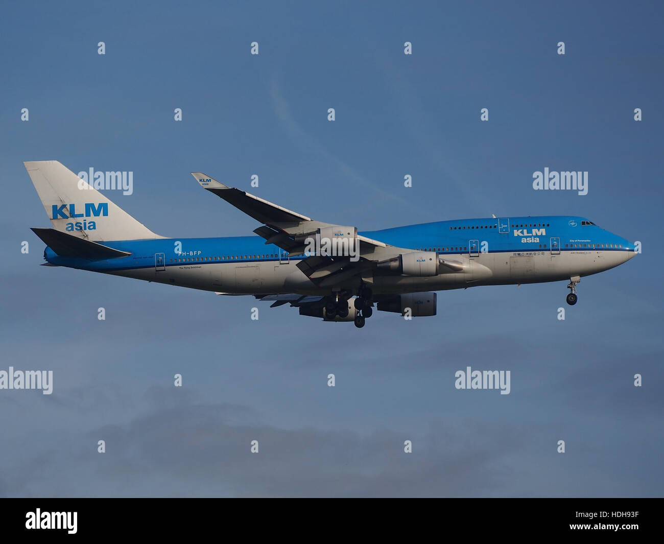 Cette image montre l'avion pH-BFP à l'approche de son approche finale de la piste 18R de l'aéroport de Schiphol, mettant en valeur l'aviation moderne et la précision du transport aérien. Banque D'Images