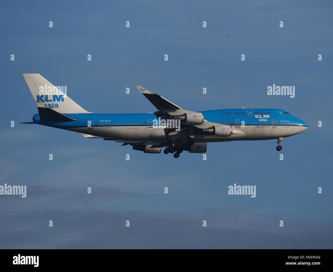 PH-BFP est un avion en approche finale de l'aéroport de Schiphol, piste 18R. Cet avion de ligne commercial est vu au cours d'une procédure d'atterrissage de routine, démontrant le processus aérien d'approche et d'atterrissage à l'un des aéroports les plus fréquentés d'Europe. Banque D'Images