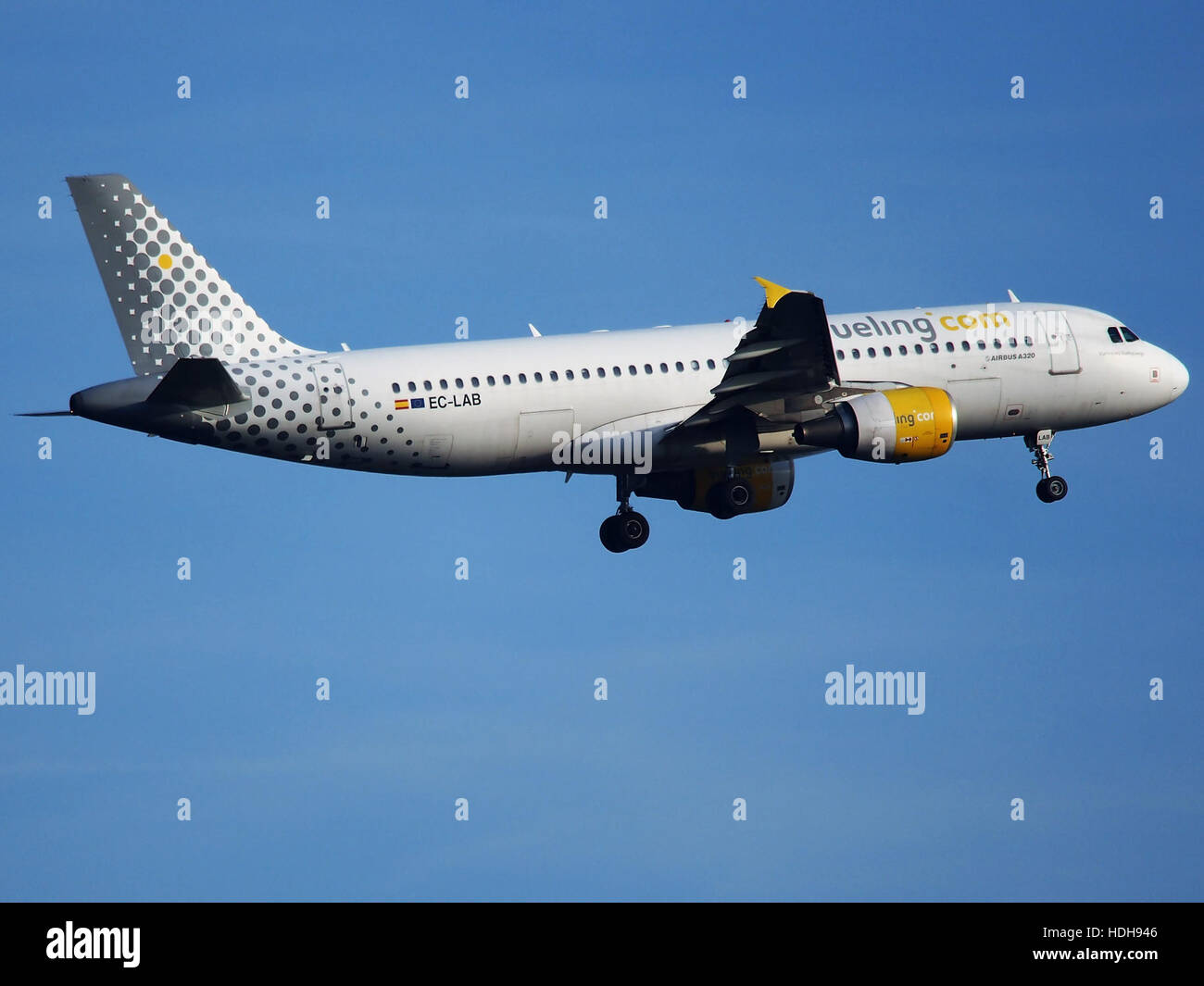 EC-LAB est un avion qui se prépare à atterrir sur la piste 18R de l'aéroport d'Amsterdam Schiphol. L'image montre l'avion dans son approche finale, mettant en évidence les ailes et les caractéristiques aérodynamiques cruciales pour un atterrissage en toute sécurité. Banque D'Images