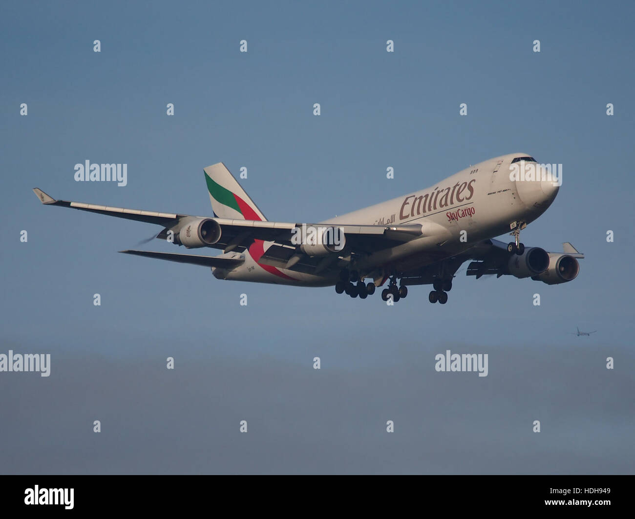 L'avion OO-THD est capturé alors qu'il se prépare à atterrir sur la piste 18R de l'aéroport de Schiphol. Ce moment présente l’approche finale d’un vol commercial, en mettant l’accent sur les détails des procédures d’atterrissage des avions. Banque D'Images