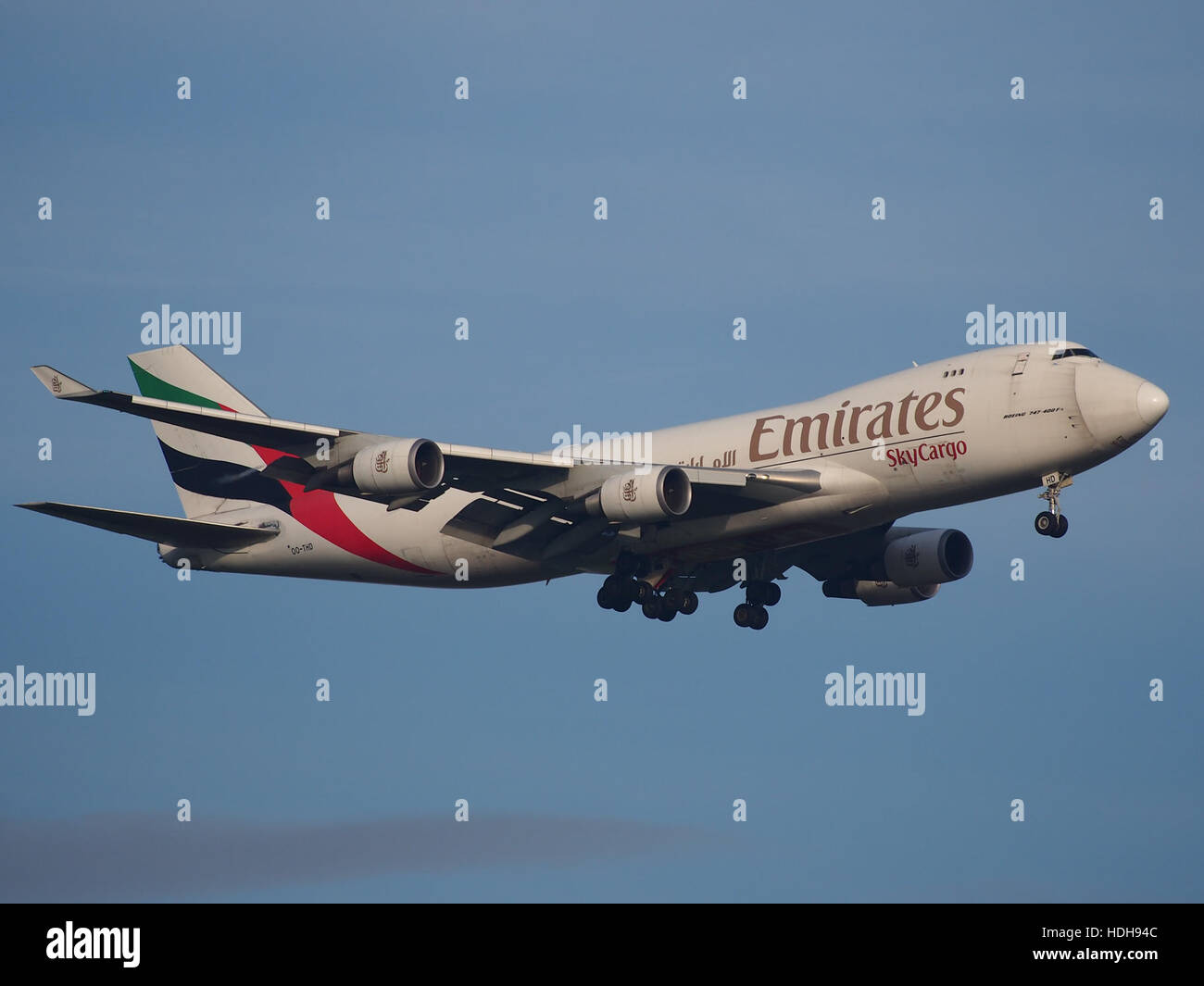 OO-THD est un avion en approche finale de la piste 18R de l'aéroport de Schiphol L'avion se prépare à atterrir dans l'un des aéroports les plus fréquentés d'Europe, capturant la précision et l'habileté requises pour une manœuvre aussi complexe. Banque D'Images