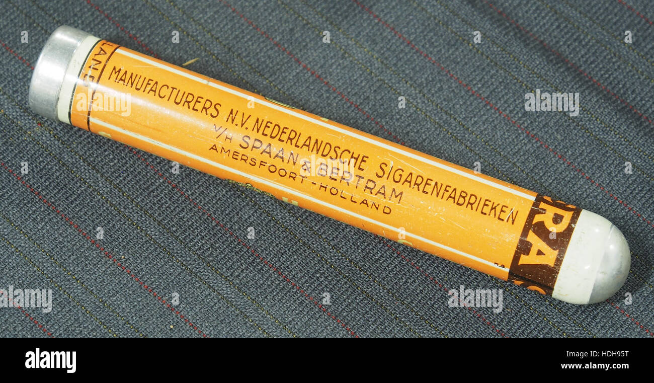 L'image présente un emballage de cigare de Spanera Cigars. Connu pour son savoir-faire artisanal, les cigares Spanera représentent une longue tradition de fabrication de cigares, célébrée pour leurs saveurs riches et leur construction de qualité. Banque D'Images