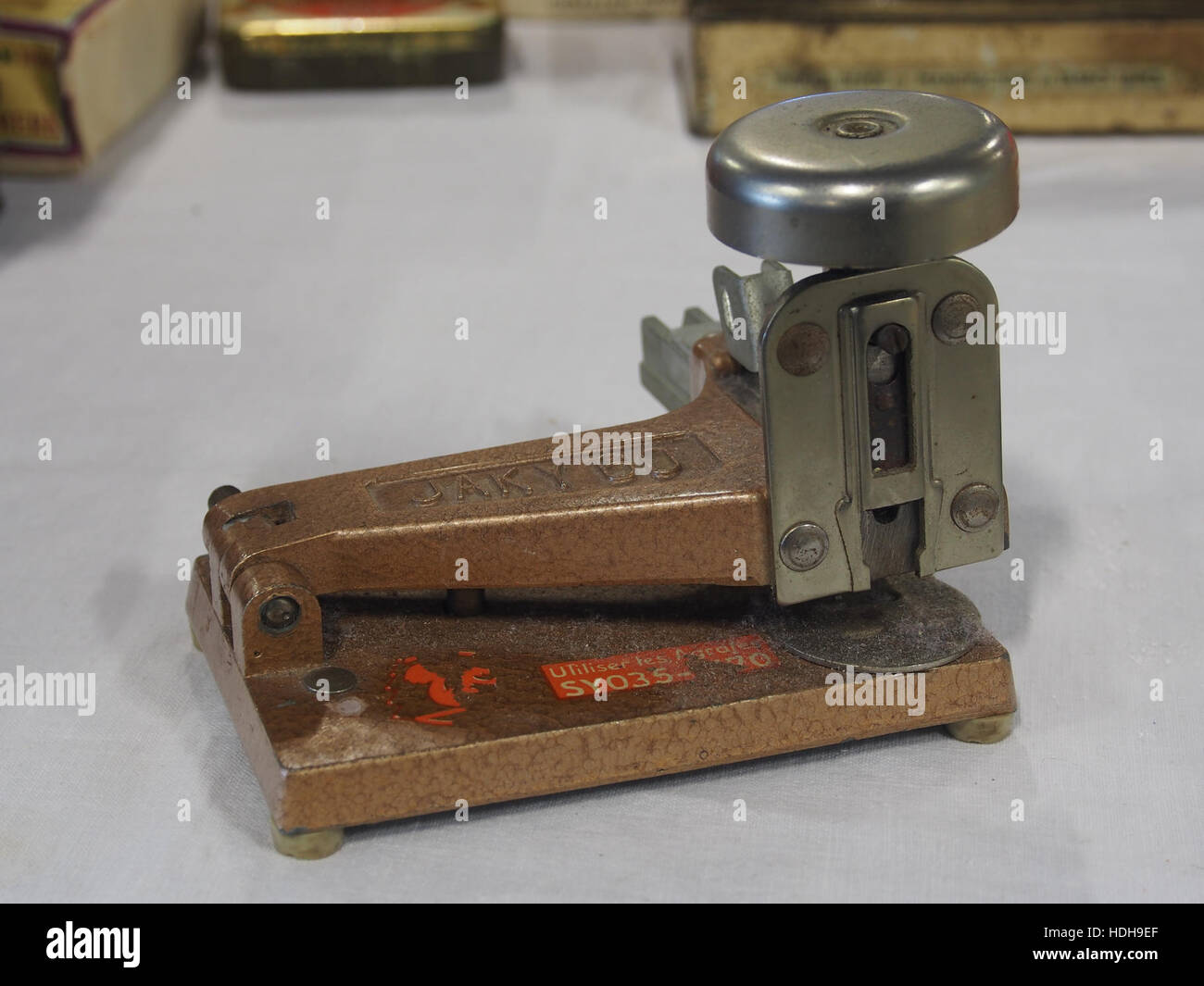 Une photographie vintage d'un vieux récipient de stockage en étain, autrefois utilisé pour les biscuits ou les cigarettes, capturant un aperçu nostalgique de la vie quotidienne d'une époque passée. Banque D'Images