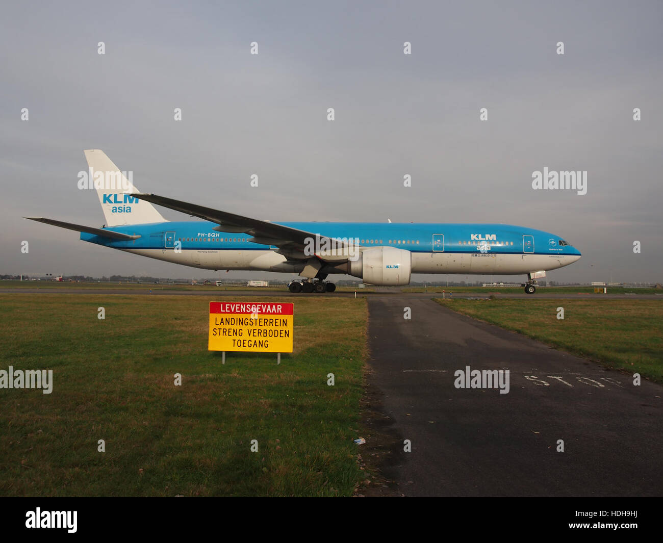 PH-BQH, un Boeing 737-800, circulant après avoir atterri sur la piste 18R. L'avion, exploité par KLM Royal Dutch Airlines, est vu lors de son exploitation de routine dans un aéroport international. Banque D'Images