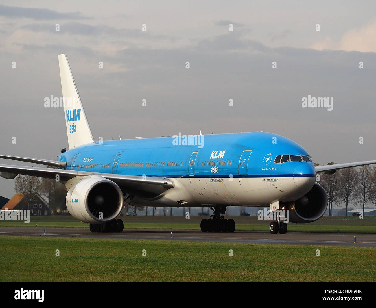 PH-BQH, un Boeing 737-800, est capturé au sol après avoir atterri sur la piste 18R. L’avion, exploité par KLM Royal Dutch Airlines, est l’un des nombreux jets modernes de la flotte de la compagnie aérienne, fournissant des services de voyage internationaux. Banque D'Images