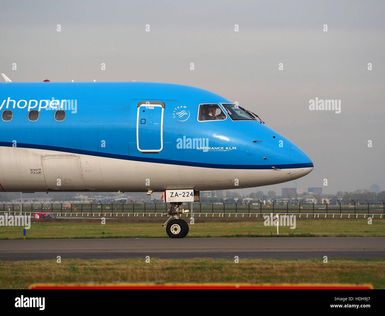 *PH-EZA* est un avion qui vient d’atterrir sur la piste 18R, montré circulant le long du tarmac de l’aéroport. L’image illustre le mouvement de l’aéronef alors qu’il se prépare à se rendre à sa porte d’embarquement désignée, ce qui est typique des opérations aériennes dans les principaux aéroports. Banque D'Images