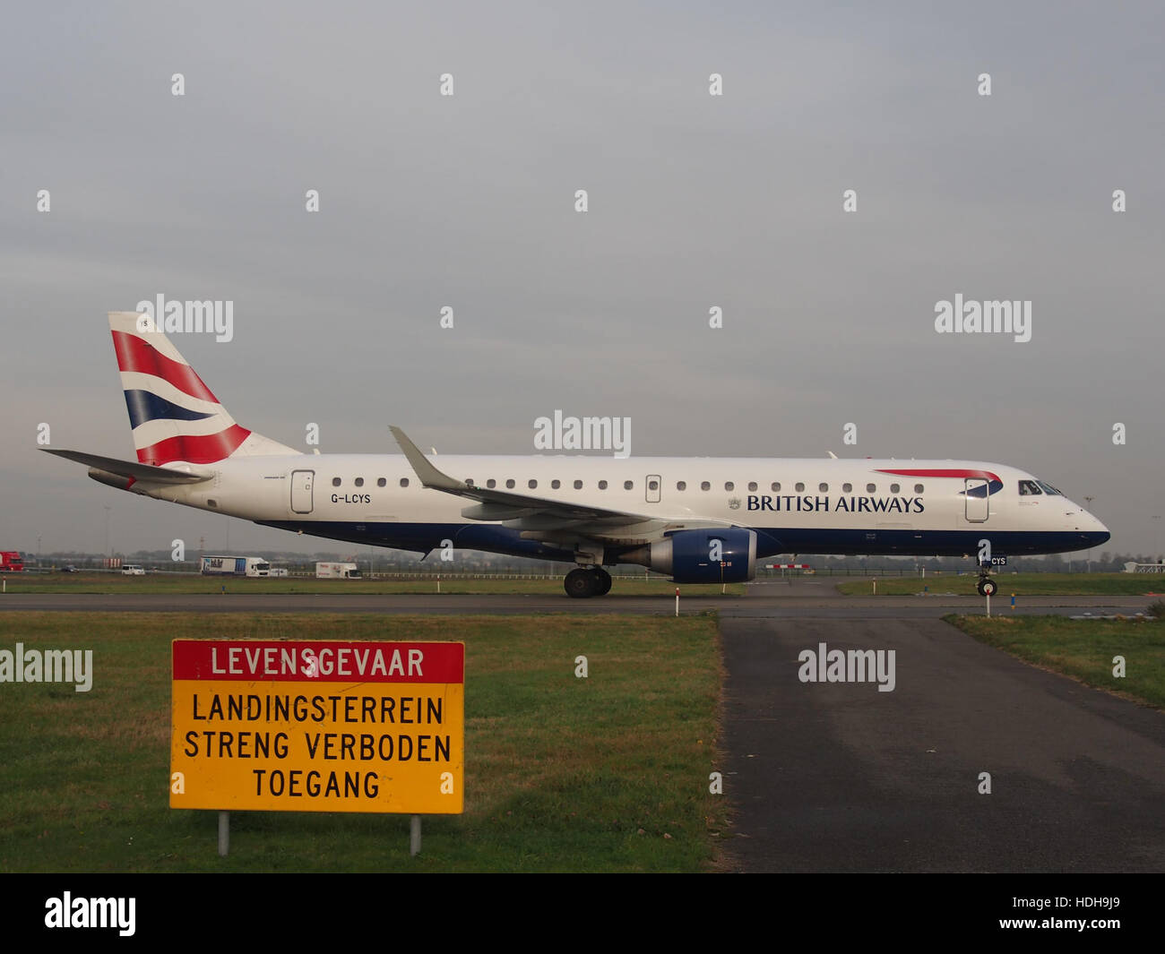 L'avion G-LCYS taxis après l'atterrissage sur la piste 18R, indiquant son arrivée en douceur et l'efficacité des opérations aéroportuaires pour l'aviation commerciale. Banque D'Images