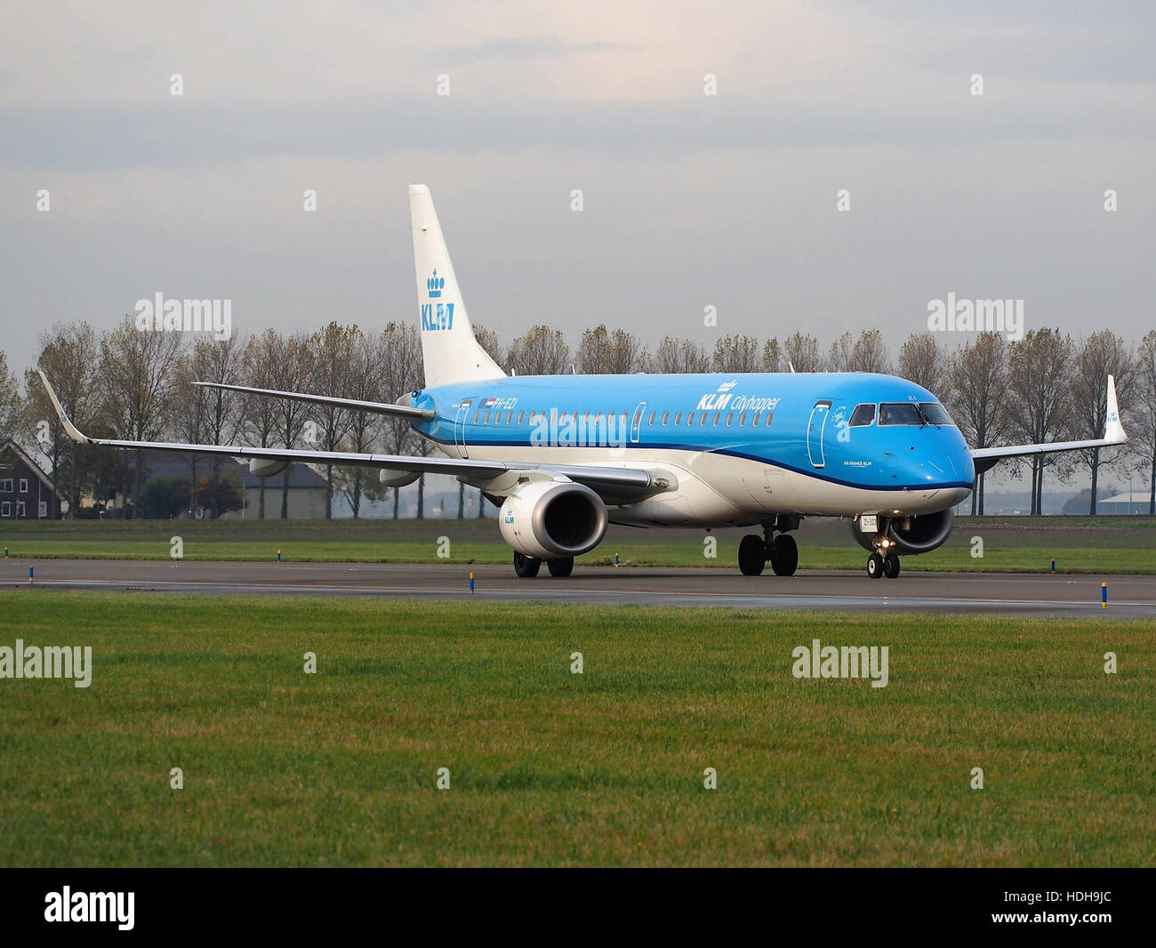 PH-EZI est un Boeing 737 vu au sol après avoir atterri sur la piste 18R d'un aéroport. Cet avion fait partie d'une flotte commerciale, typique des vols à courte et moyenne portée. L’image capture le processus d’arrivée sécuritaire de l’avion et de mouvement au sol. Banque D'Images