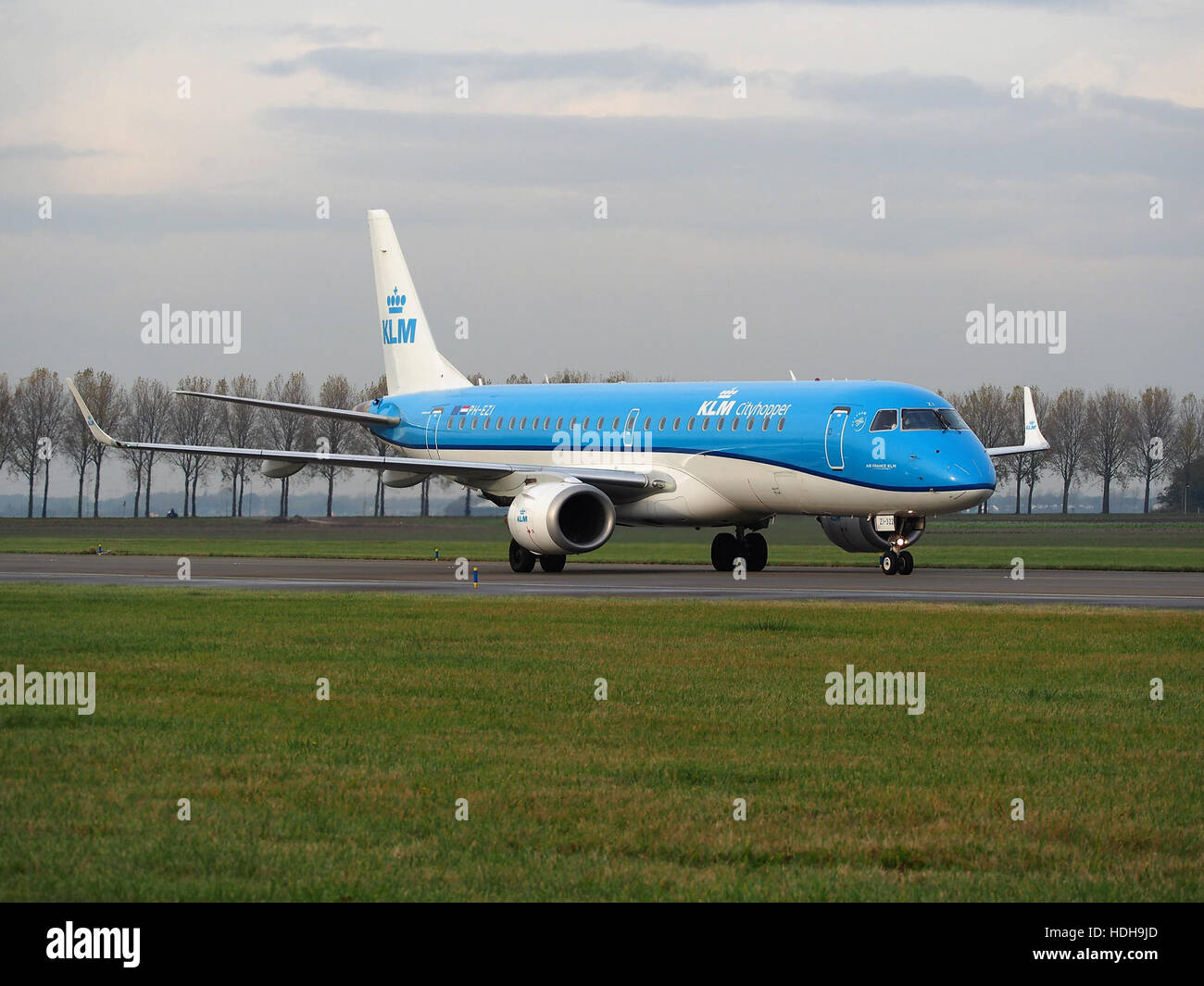 PH-EZI, un avion commercial, est vu en train de rouler après avoir atterri sur la piste 18R à un aéroport. Cette image capture le bon fonctionnement de l’avion pendant le processus d’atterrissage, mettant en évidence la précision de l’aviation moderne. Banque D'Images