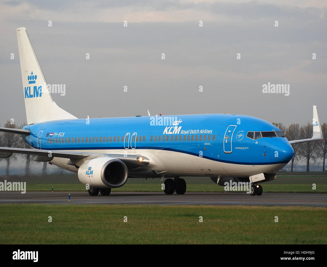 PH-BGB, un avion commercial, est vu en train de rouler après avoir atterri sur la piste 18R. Cette image capture l'avion alors qu'il se déplace vers la porte d'embarquement après un atterrissage sécuritaire, montrant l'aspect opérationnel de la gestion du trafic aérien et de l'industrie du transport aérien. Banque D'Images