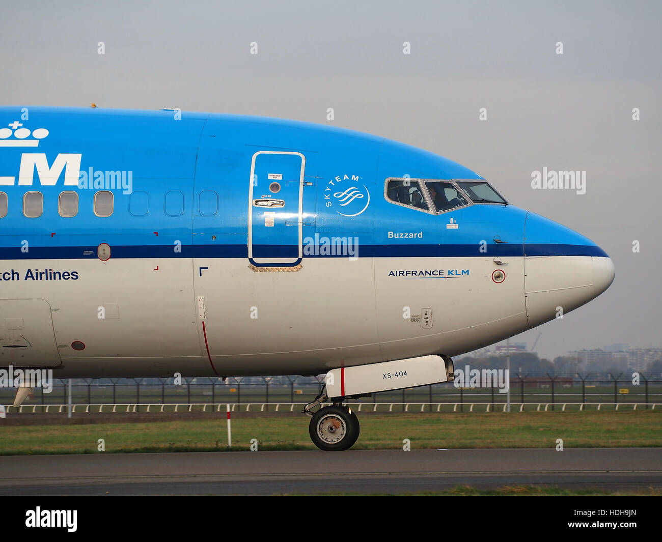 PH-BXS, un Boeing 737, est capturé en train de rouler sur la piste 18R après un atterrissage réussi. Cette image donne un aperçu des procédures opérationnelles à l'aéroport, mettant en évidence le mouvement de l'avion au sol après l'atterrissage. Banque D'Images