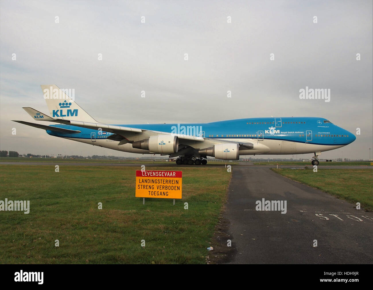 PH-BFW, un Boeing 737-800, est vu en train de rouler après avoir atterri sur la piste 18R de l'aéroport de Schiphol. L'avion, exploité par KLM Royal Dutch Airlines, fait partie de la vaste flotte de la compagnie utilisée pour les vols intérieurs et internationaux. Banque D'Images