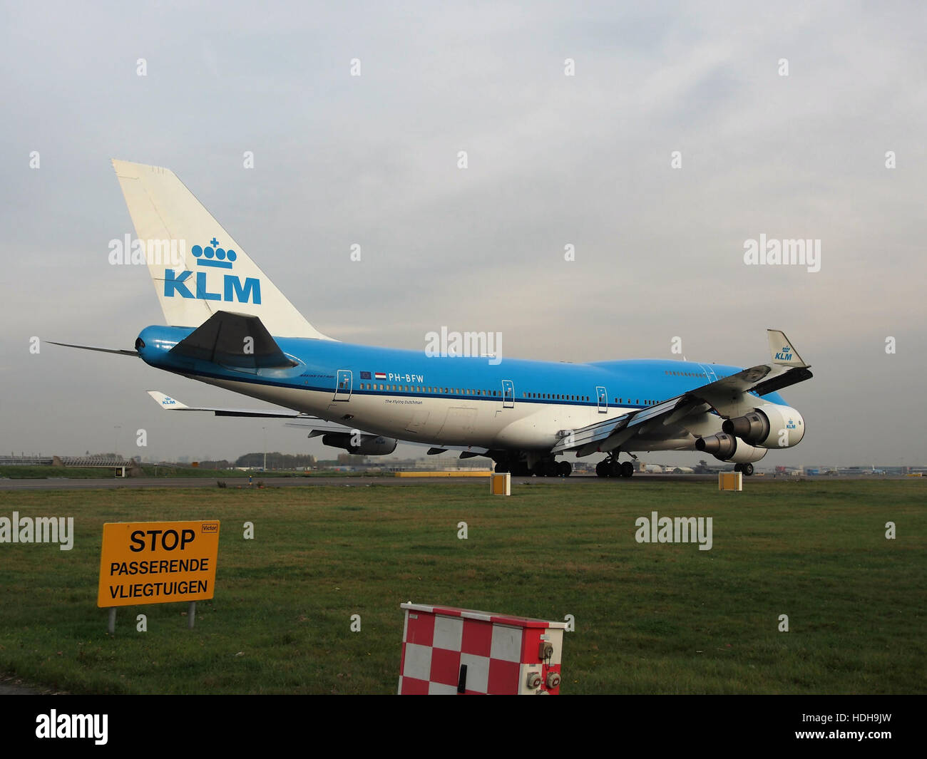 PH-BFW est un aéronef immatriculé circulant sur la piste 18R. L'aéronef fait partie d'une flotte commerciale, et son immatriculation fournit des détails pour le contrôle de la circulation aérienne et l'identification pendant les opérations à un aéroport. Banque D'Images