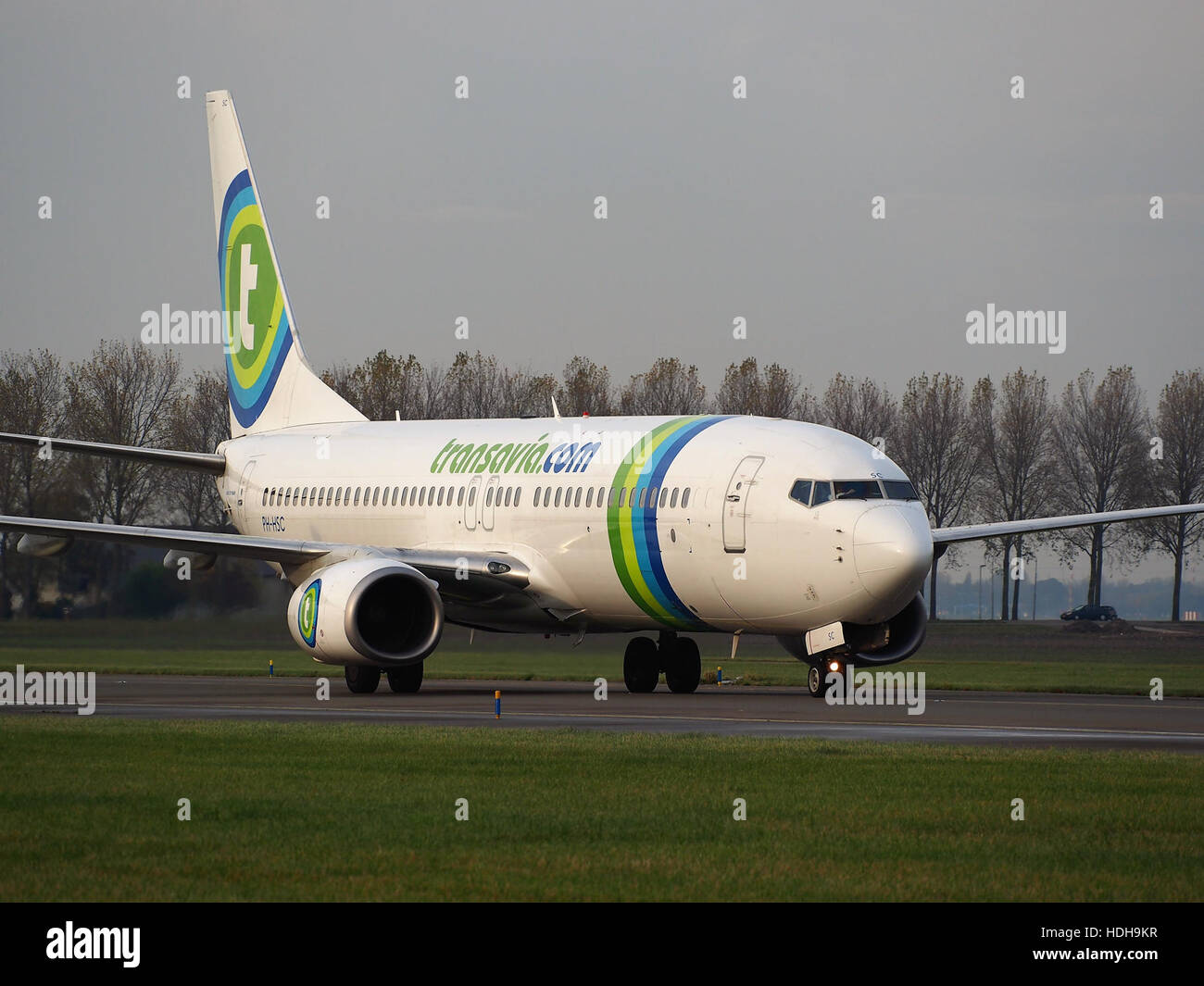 PH-HSC, un avion commercial, est vu rouler sur la piste 18R après l'atterrissage. Cette image met en évidence les manœuvres de l’avion sur le tarmac d’un aéroport, donnant un aperçu des procédures standard post-atterrissage. Banque D'Images