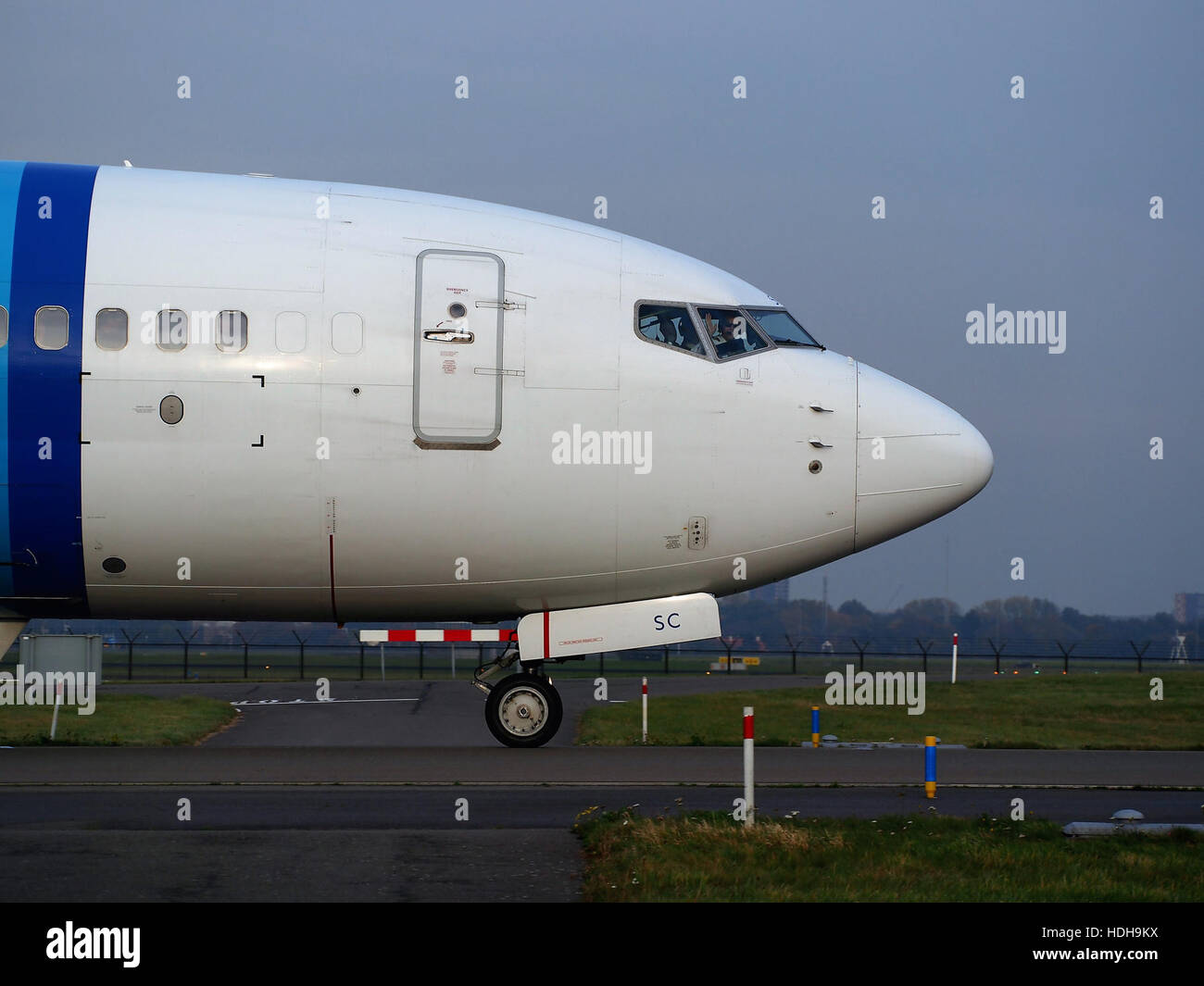PH-HSC, un avion commercial, est vu en train de rouler après avoir atterri sur la piste 18R. Cette image illustre le bon fonctionnement de l’avion pendant la phase post-atterrissage, mettant en évidence le retour sécuritaire du vol à l’aéroport. Banque D'Images