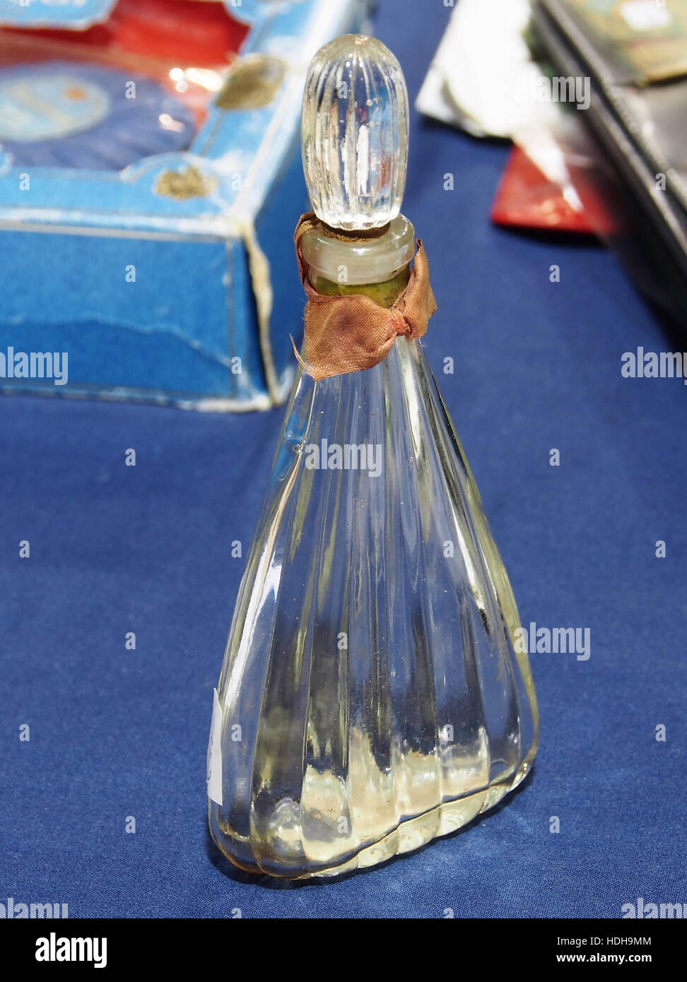 Cette image présente une bouteille antique *Boldood eau de Cologne*, un récipient de parfum vintage. Il met en évidence le design complexe et l'artisanat typique des bouteilles de parfum du début du XXe siècle. Banque D'Images