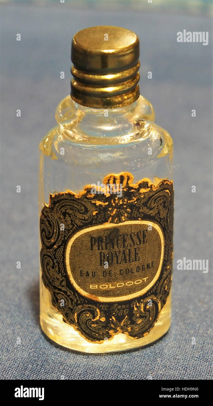 Cette image représente une bouteille vintage Boldood eau de Cologne, mettant en valeur le design complexe et l'artisanat typique des bouteilles de parfum antiques du début du 20ème siècle. Banque D'Images