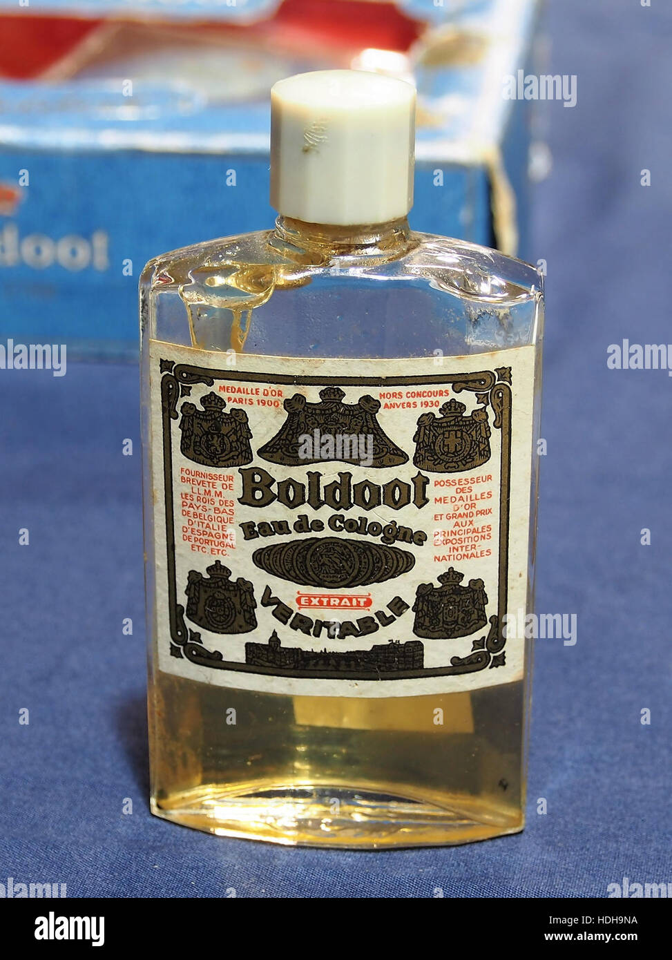 Cette image montre une bouteille d'eau de Cologne antique de Boldood, mettant en valeur le design complexe et l'artisanat des bouteilles de parfum du XIXe siècle, avec l'accent sur le verre décoratif et l'emballage vintage. Banque D'Images