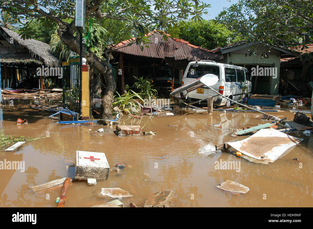 Tsunami In Sri Lanka In 2004 Hikkaduwa, Sri Lanka - 26 décembre 2004 : Les débris après le tsunami à  Hikkaduwa au Sri Lanka Photo Stock - Alamy